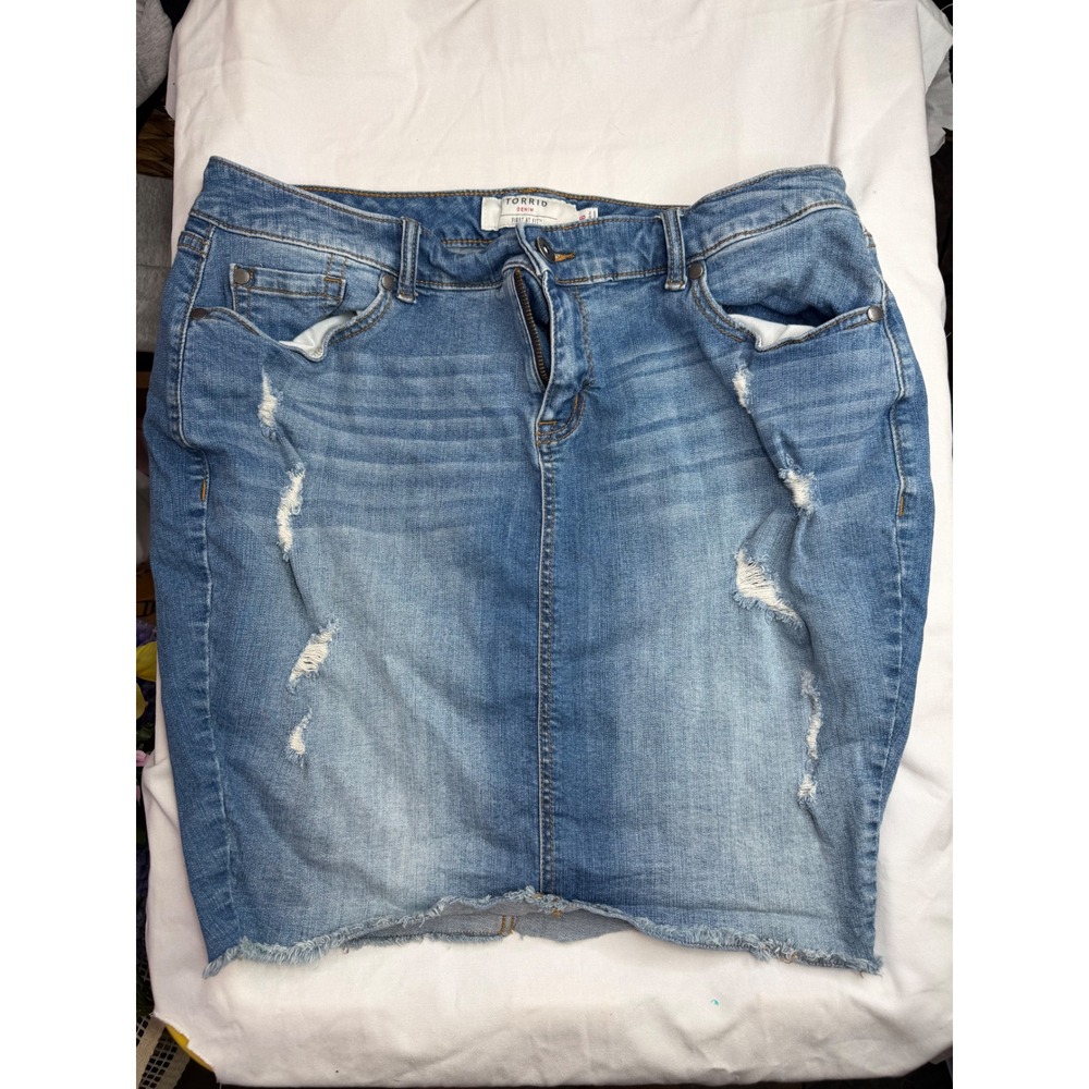 Torrid Denim First At Fit Distressed Mini Skirt Blue Medium Wash Raw Hem Size 16